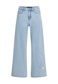 Hellblaue Jeans im weiten Schnitt aus Denim mit gesticktem "Donald und Daisy"-Text am linken Bein. Mit klassischem Fünf-Taschen-Design und Gürtelschlaufen.