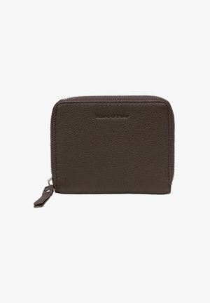 Braune Leder-Geldbörse mit Rundum-Reißverschluss, strukturierter Oberfläche und geprägt Marc O'Polo-Logo auf der Vorderseite.