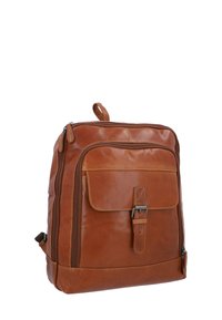 Zaino in pelle marrone dal design elegante, con una tasca frontale a pattina bloccata da una fibbia e molteplici scomparti con zip.