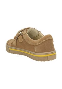 Chaussure en suede marron avec deux lanières ajustables, semelle beige, accent jaune, tige texturée et bout arrondi, conçue pour le confort et le soutien.