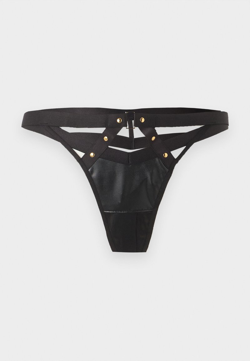 String noir à brides avec panneau avant effet cuir et détails de rivets dorés sur un fond clair uni.