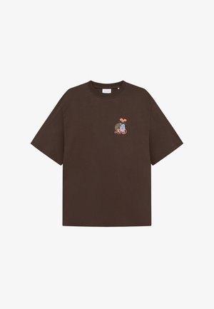 Brun bomullströja med avslappnad passform, med en liten flerfärgad broderad design på bröstet och korta ärmar.