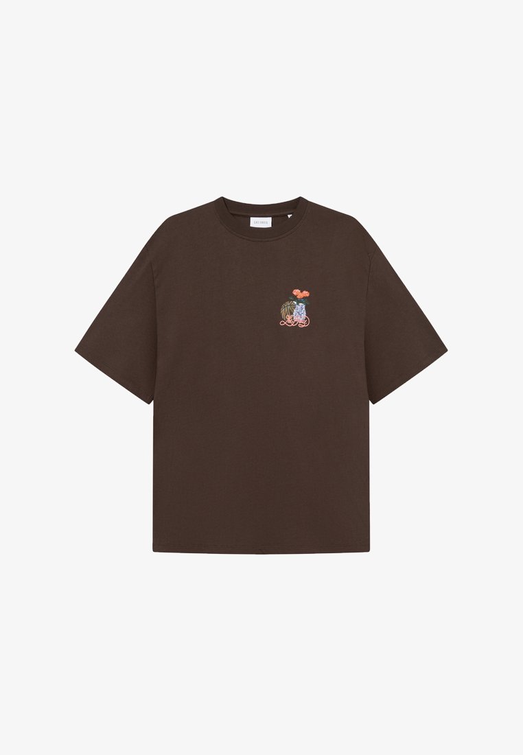 Brun bomullströja med avslappnad passform, med en liten flerfärgad broderad design på bröstet och korta ärmar.