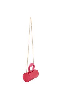 Borsa in acrilico rosa con forma arrotondata, finitura lucida e tracolla a catena. Presenta un manico a forma di ritaglio e un design senza cuciture.