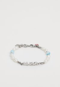 Brățară cu litere metalice "HUGO", perle albe și o bilă albastră, fixată cu un lanț argintiu și un închizător tip homar.