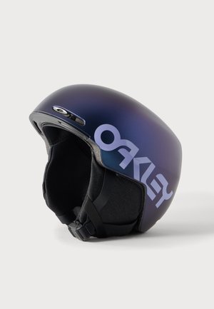 Casque de sport bleu foncé brillant avec protections d'oreilles rembourrées noires et une sangle sous le menton, avec un grand texte stylisé sur le côté.