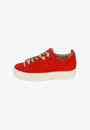 Zapatilla de ante roja con una superficie texturizada, suela de goma crema y cordones beige. Presenta una puntera redondeada y un diseño minimalista.