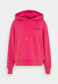Sweat à capuche rose vif avec cordons de serrage à l'avant et petit texte noir « HAN KJØBENHAVN » sur le côté gauche de la poitrine.