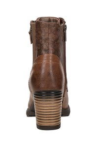 Stivaletto marrone alla caviglia con finitura testurizzata, chiusura con zip sul retro e tacco impilato. Il tacco presenta scanalature orizzontali per un dettaglio in più.