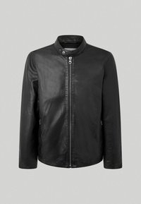 Giubbotto di pelle nera con zip frontale, colletto alto e maniche lunghe; texture liscia e design semplice senza accessori visibili.