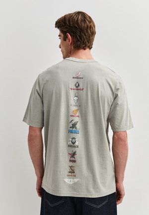 Next, REGULAR FIT - GRAPHIC PRINT FILM T-SHIRT  . - T-shirt print - green top gun