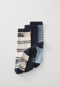 Drei Paar Socken: ein beiges Paar mit navyblauen Streifen und einem Grafikmuster, sowie zwei dunkelblauen Paare (ein einfarbiges und eines mit dünnen hellblauen Streifen).