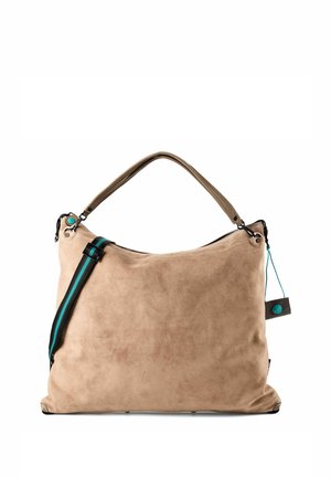 Beige Wildleder-Hobo-Tasche mit braunem Henkel, schwarzem und türkisem verstellbarem Schulterriemen und einem kleinen Lederanhänger an der Seite.