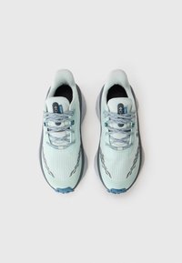 Scarpe da ginnastica azzurro chiaro con superiore testurizzato, accenti neri, lacci a fantasia e suola in gomma grigia imbottita.