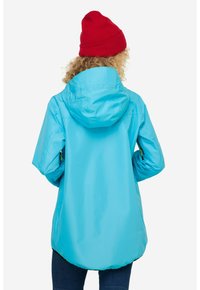 Giacca impermeabile azzurro chiaro con cappuccio, dotata di maniche corte e dettagli elasticizzati. Tessuto testurizzato e tasche con zip visibili.