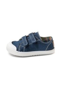Zapatilla infantil azul con puntera de goma blanca, dos correas de velcro, suela blanca y forro interior de patrón de cuadros.