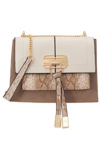 Bolso cruzado en ante crema y topo, con un acento de piel de serpiente. Herrajes dorados con correa de cadena y detalle del logotipo en el cierre.