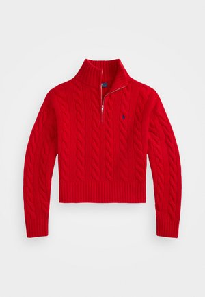 Maglione rosso a trecce con colletto alto, zip a metà e polsini a costine. Presenta un piccolo logo ricamato sul petto.