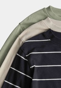 Trzy koszulki ułożone jedna na drugiej: oliwkowa zielona, beżowa i granatowa w białe poziome paski. Wykonane z bawełny, z żebrowanymi dekoltami i gładką fakturą.