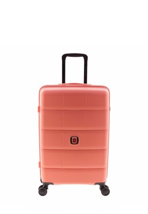 Valigia rigida rosa corallo, con scanalature orizzontali, cerniera centrale, lucchetto a combinazione e quattro ruote girevoli.