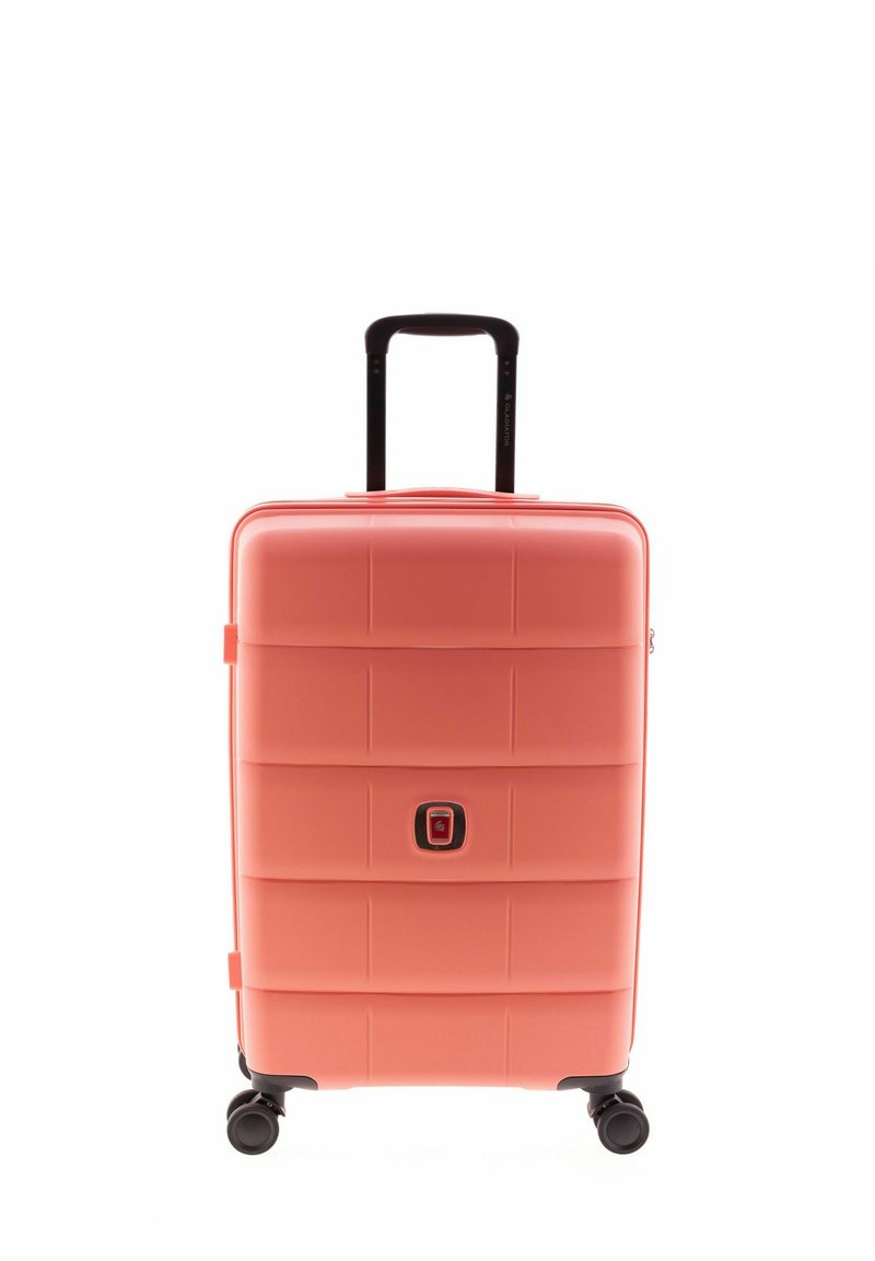 Valigia rigida rosa corallo, con scanalature orizzontali, cerniera centrale, lucchetto a combinazione e quattro ruote girevoli.