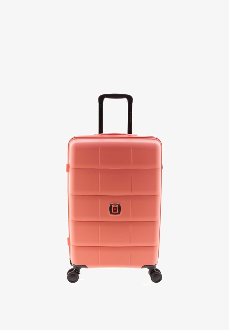 Valigia rigida rosa corallo, con scanalature orizzontali, cerniera centrale, lucchetto a combinazione e quattro ruote girevoli.
