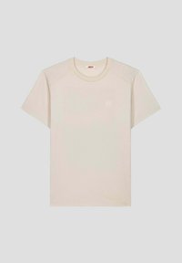 Camiseta de algodón beige claro con mangas cortas, cuello redondo, sutil logo en el pecho y un ajuste relajado. Textura suave, diseño simple.