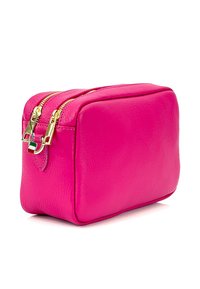 Roze leren cosmeticazak van rechthoekige vorm, met dubbele ritssluitingen in goudkleurig toneel en een gestructureerde buitenkant. Soepele afwerking met verstevigde naden.
