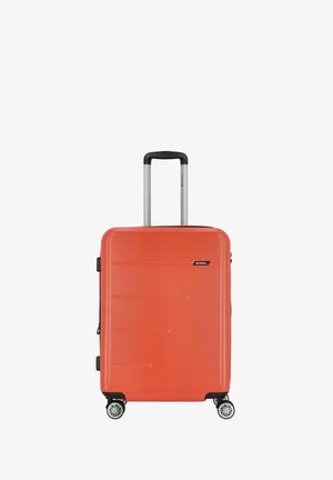 Valigia rigida arancione con superficie texturizzata, maniglia telescopica in alluminio, quattro ruote girevoli e dettaglio del logo sulla parte frontale.