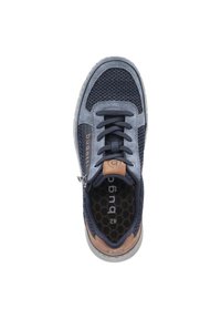 Marineblaue Sneaker mit Mesh-Obermaterial, Wildlederakzenten, strukturiertem Sohlen und Schnürverschluss. Mit Logo und sechseckigem Muster auf der Innensohle.