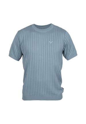 Pull en maille bleu clair à manches courtes avec une texture côtelée verticale et un petit logo brodé sur le côté gauche de la poitrine.