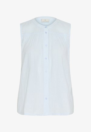 Blouse sans manches bleu clair avec un col rond, fermeture à boutons sur le devant et détails de plissé sur la poitrine. Tissu doux et texturé.