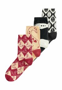 Conjunto de cuatro pares de calcetines en varios colores y patrones: rojos con cisnes, beige con un cisne, negros y con un patrón de diamante en blanco y negro.