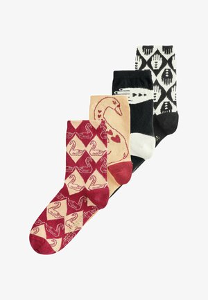 Vier Paar Socken mit verschiedenen Designs: Schwäne auf Rot und Beige, abstrakte Formen in Schwarz und Weiß, geometrische Muster und farbenfrohe Texturen.