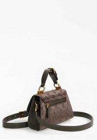 Sac à main en tissu gris avec motif embossé, quincaillerie dorée, accents en cuir vert, anse supérieure et bandoulière amovible. Poche zippée incluse.