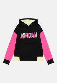 Felpa con cappuccio nera con maniche rosa e dettagli gialli. Presenta un grande logo "JORDAN" in colori metallici. Il tessuto ha una texture morbida.