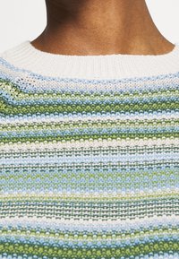 Gebreide trui met horizontale strepen in tinten groen, blauw en crème; geribbelde halslijn met een geweven stof en een zachte uitstraling.