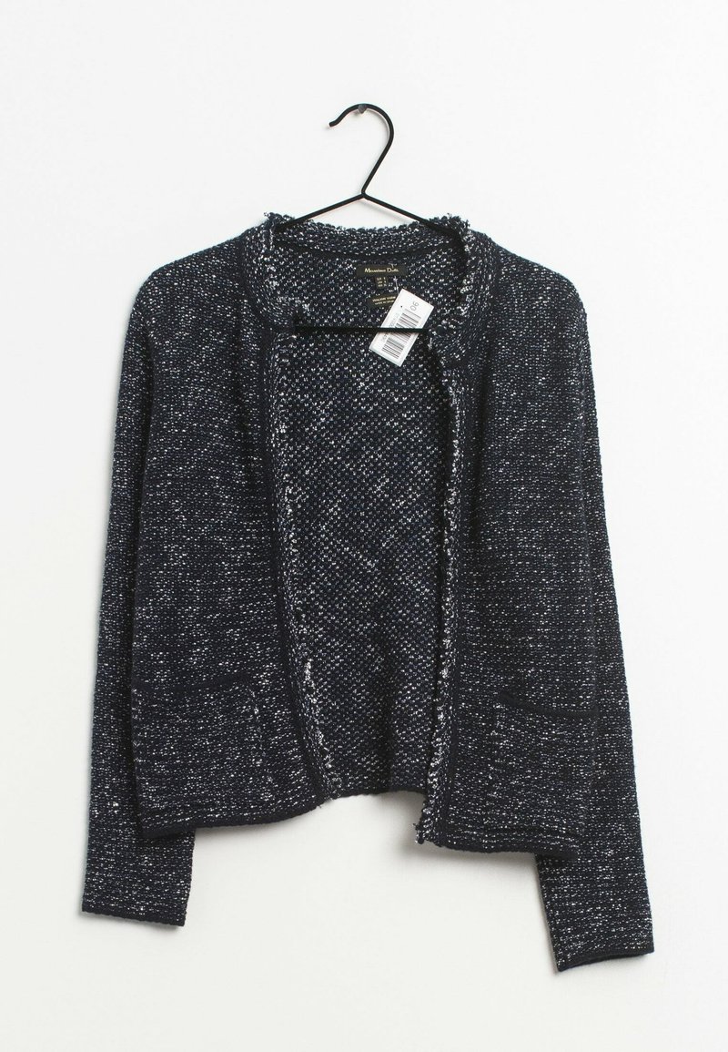 Cardigan tricoté texturé bleu foncé à manches longues et devant ouvert, suspendu à un cintre noir sur fond blanc.