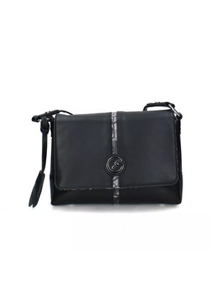 Borsa a tracolla in pelle nera con design a patta, caratterizzata da una striscia decorativa e hardware con logo sul davanti, e una tracolla rimovibile.