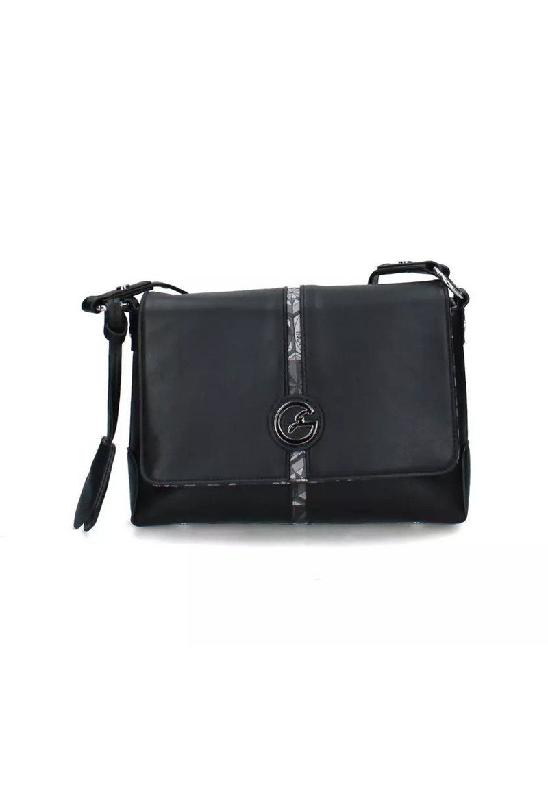 Černá kožená kabelka s klopovým designem, zdobená dekorativním pruhem a logovými kovovými prvky na přední straně, a odnímatelným ramenním popruhem.