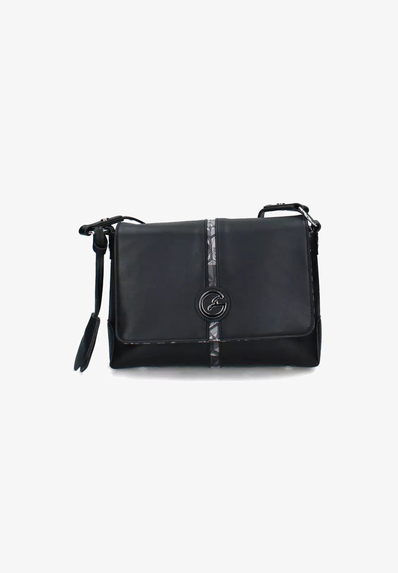 Czarna skórzana torebka na ramię z klapką, z dekoracyjnym paskiem i logo na przodzie oraz odczepianym paskiem na ramię.