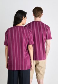 Tommy Jeans VERTICAL STRIPE TEE UNISEX - Print T-shirt - valley grape