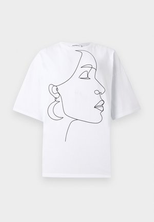 Λευκό T-shirt με κοντά μανίκια και μαύρο συνεχόμενο σχέδιο γραμμής που απεικονίζει το προφίλ μιας γυναίκας φορώντας σκουλαρίκια σε σχήμα ημισελήνου.