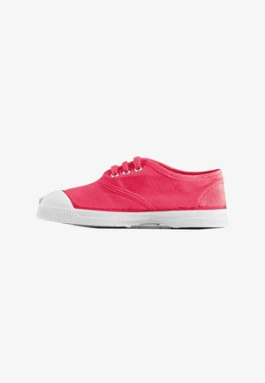 Baskets en toile rouge avec semelle et embout en caoutchouc blanc, trois œillets avec des lacets rouges, vues de côté sur fond blanc.