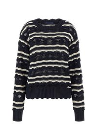 Schwarz-weißer Streifenstrickpullover mit Wellenmuster, gerippten Bündchen und Saum, der einen lässigen Schnitt und ein offenes Strickdesign aufweist.