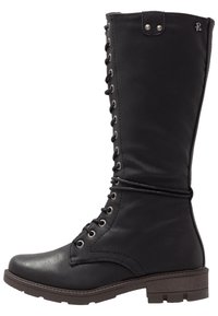 Sort læderknæhøj støvle med snøre-design, sølv øjenlåse og en tekstureret skaft. Har en rund tå og en lav blokhæl.