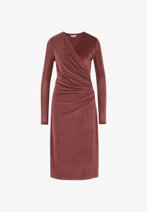 Pikergi, rinnaõlgadega kleit roostevärvi, millel on pehme, tekstuuriga kude ja kogumise detailid külgedel ning v-kaelus.