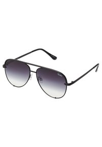 Sorte aviator-solbriller med gradientlinser, metalramme og klare nesepader. Linserne er mørkere øverst og går over i en lysere grå.