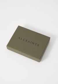 Olivengrønt rektangulært kasse med en struktureret overflade, der har mærkenavnet "ALLSAINTS" i fed sort skrift på forsiden.