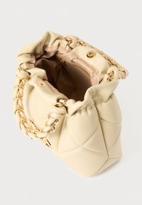 Μπεζ τσαντάκι με καπιτονέ σχέδιο από λείο υλικό, με μαζεμένη κορυφή, χρυσή αλυσίδα ως λαβή και εσωτερική θήκη με φερμουάρ.